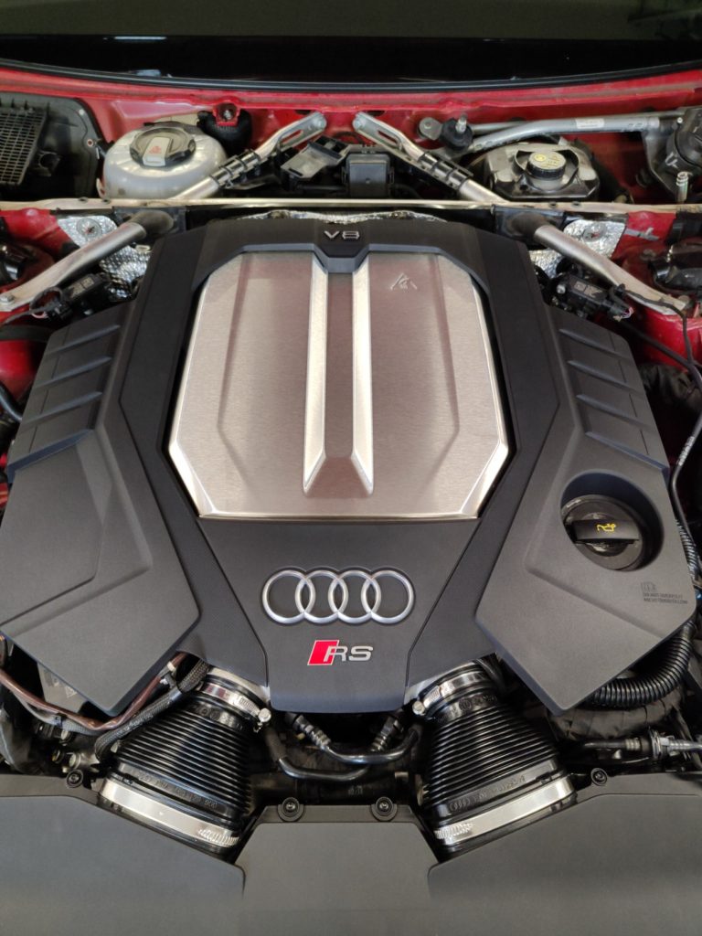 Pohľad na motor V8 s logom RS v motorovom priestore vozidla Audi.